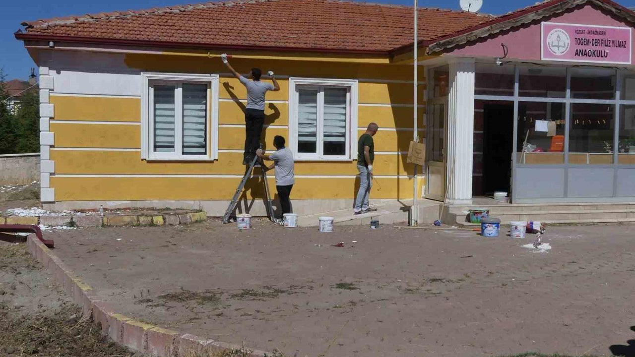 İnfaz Koruma memurları boş vakitlerinde okulların bakım ve onarımlarını gerçekleştiriyor
