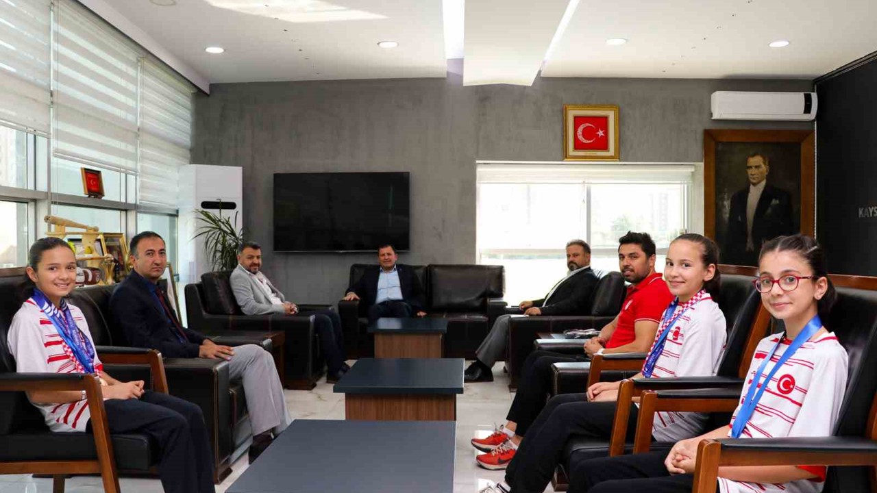 Badminton şampiyonlarından gurur ziyareti
