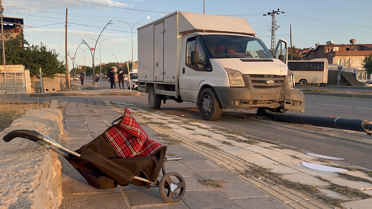 Kamyonet Yayaya Çarptı, Direği Kırarak Kaldırıma Çıktı