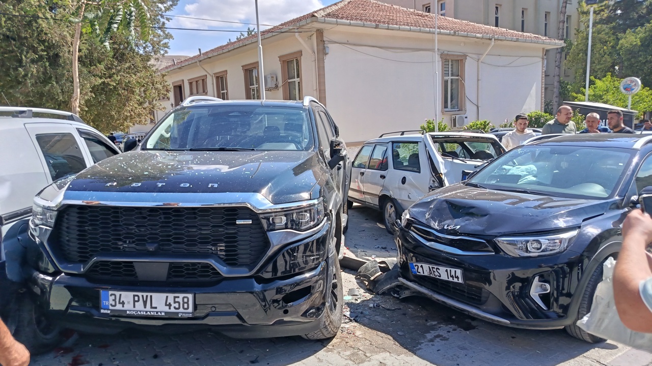 Kontrolden Çıkan Araç Park Halindeki 4 Araca Çarptı