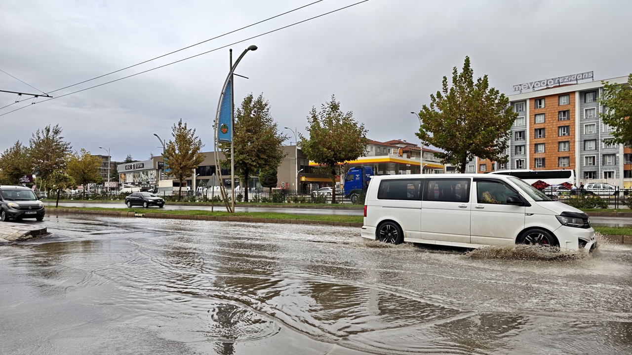 Malatya’da Sağanak Etkili Oldu: Yollarda Su Birikintileri Oluştu