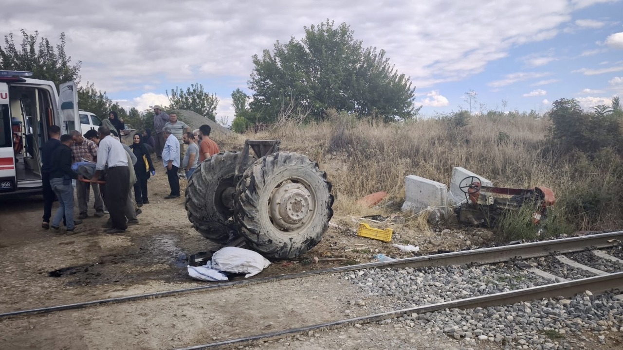 Malatya’da yük treni traktöre çarptı