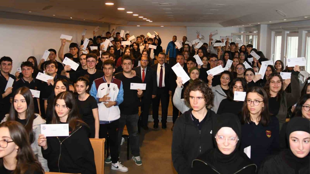 Trabzon’da üniversiteye hazırlanan 10 bin öğrenciye dijital eğitim desteği
