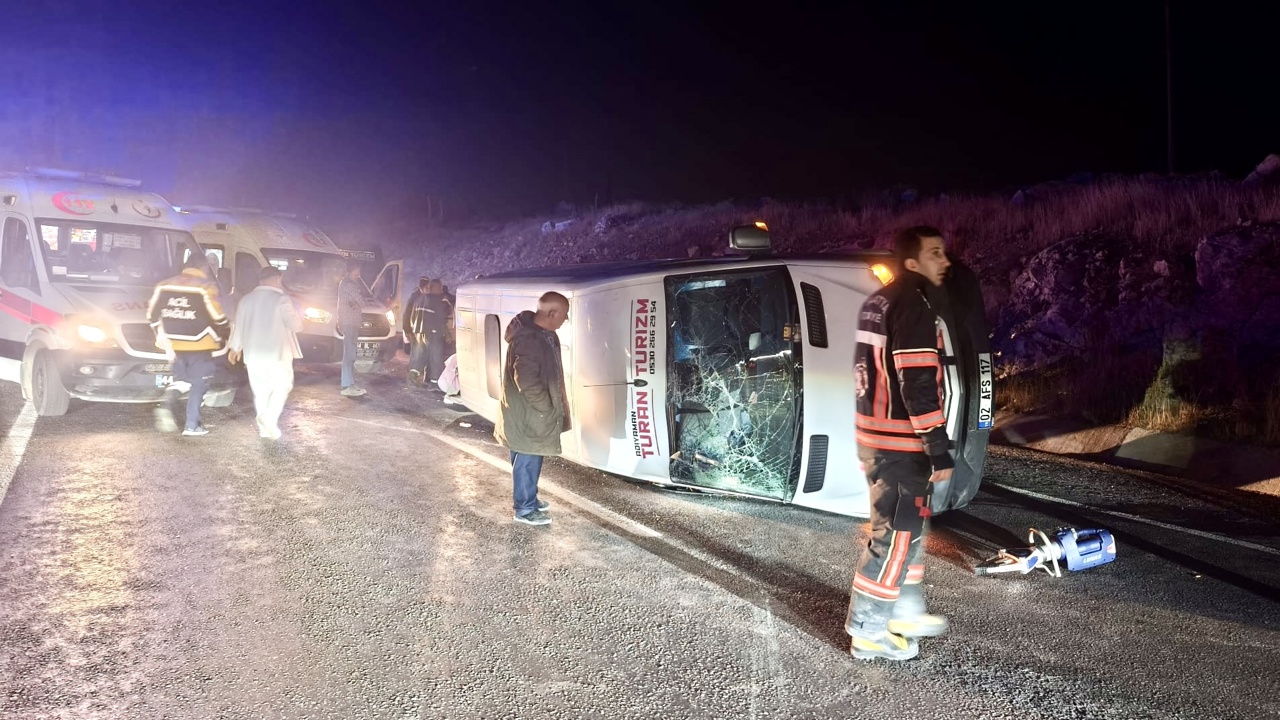 Öğrenci Gezi Minibüsü Devrildi: 1’i Ağır 14 Yaralı