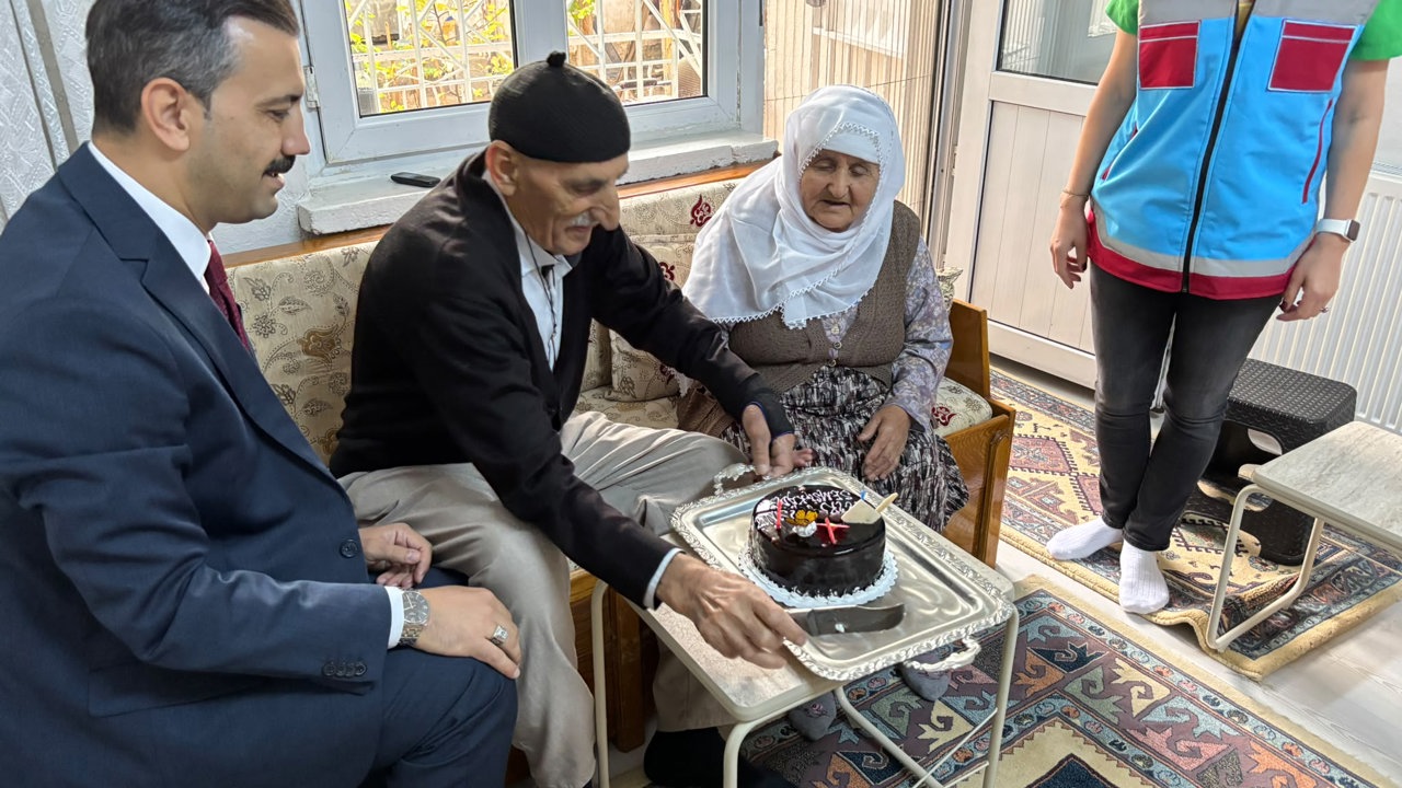 1 Ekim Dünya Yaşlılar Günü’nde 3 Yaşlıya Doğum Günü Sürprizi