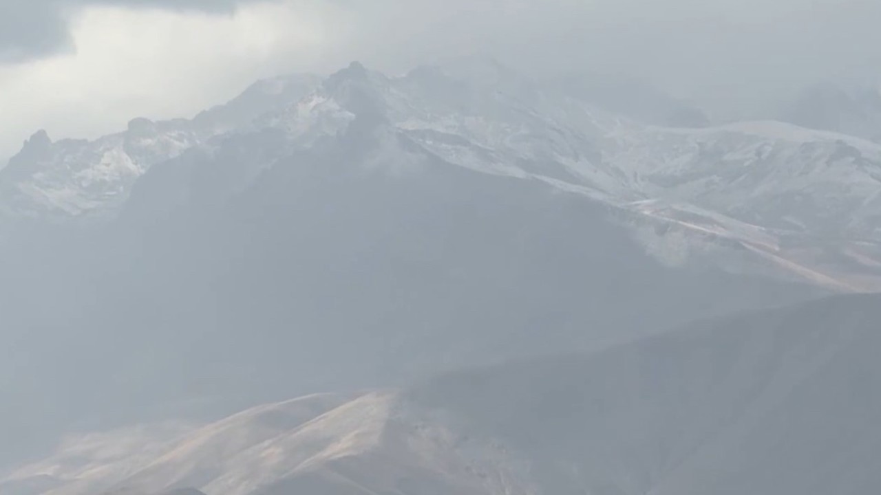 Yüksekova’ya mevsimin ilk karı düştü
