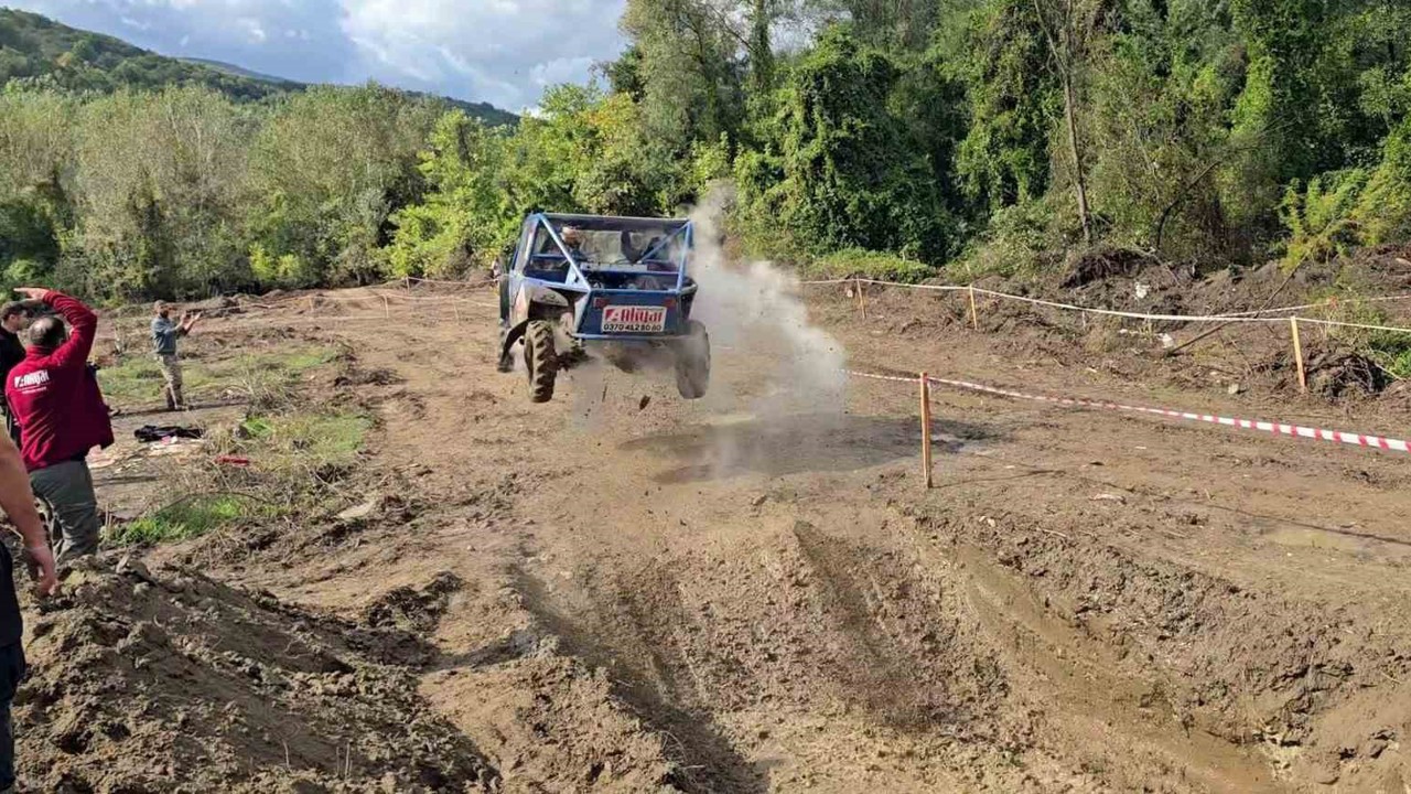 Yenice’de off-road coşkusu: Başkanın "co pilot" olduğu araç havada uçtu!
