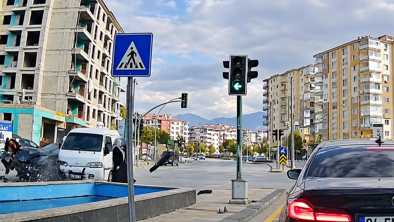 Malatya’da Korkutan Kaza Kamerada: İki Kadın Kıl Payı Kurtuldu, 1 Yaralı