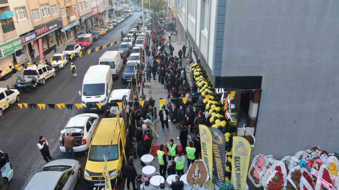 Kartal’da indirim kuyruğu: Bin liralık ürünü 100 liraya alabilmek için saatlerce beklediler
