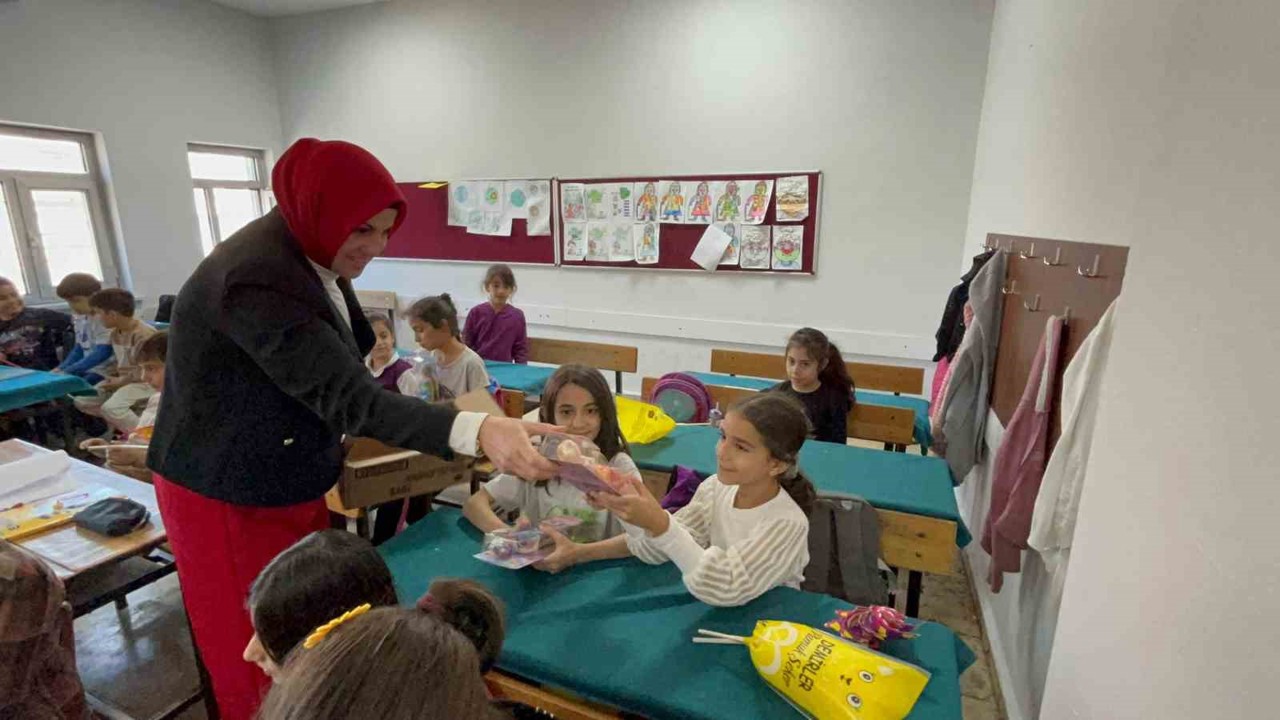 ’Muhtar ana’ kız çocuklarına hediyeler dağıttı
