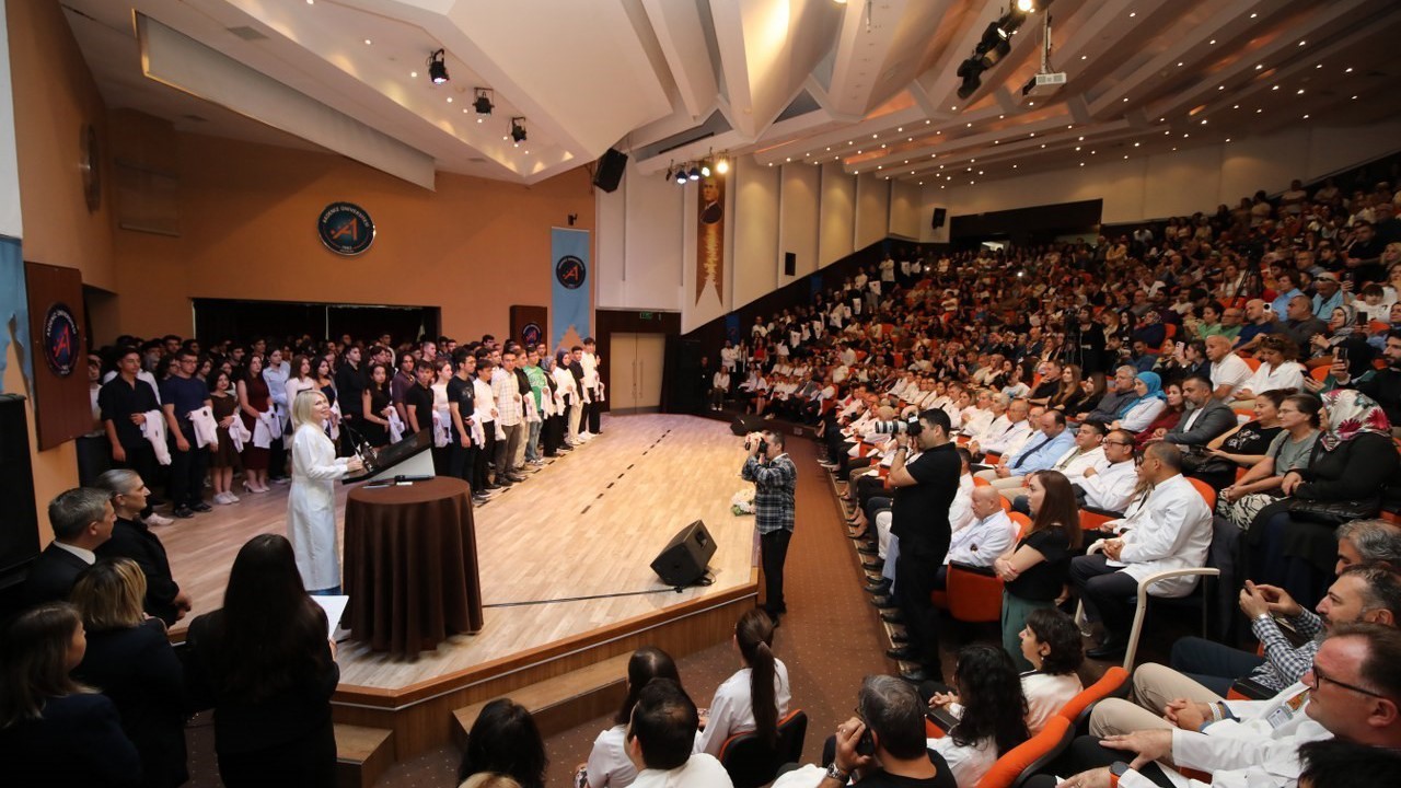 Akdeniz Üniversitesi’nde ’’Beyaz Önlük Giyme Töreni’’ gerçekleştirildi
