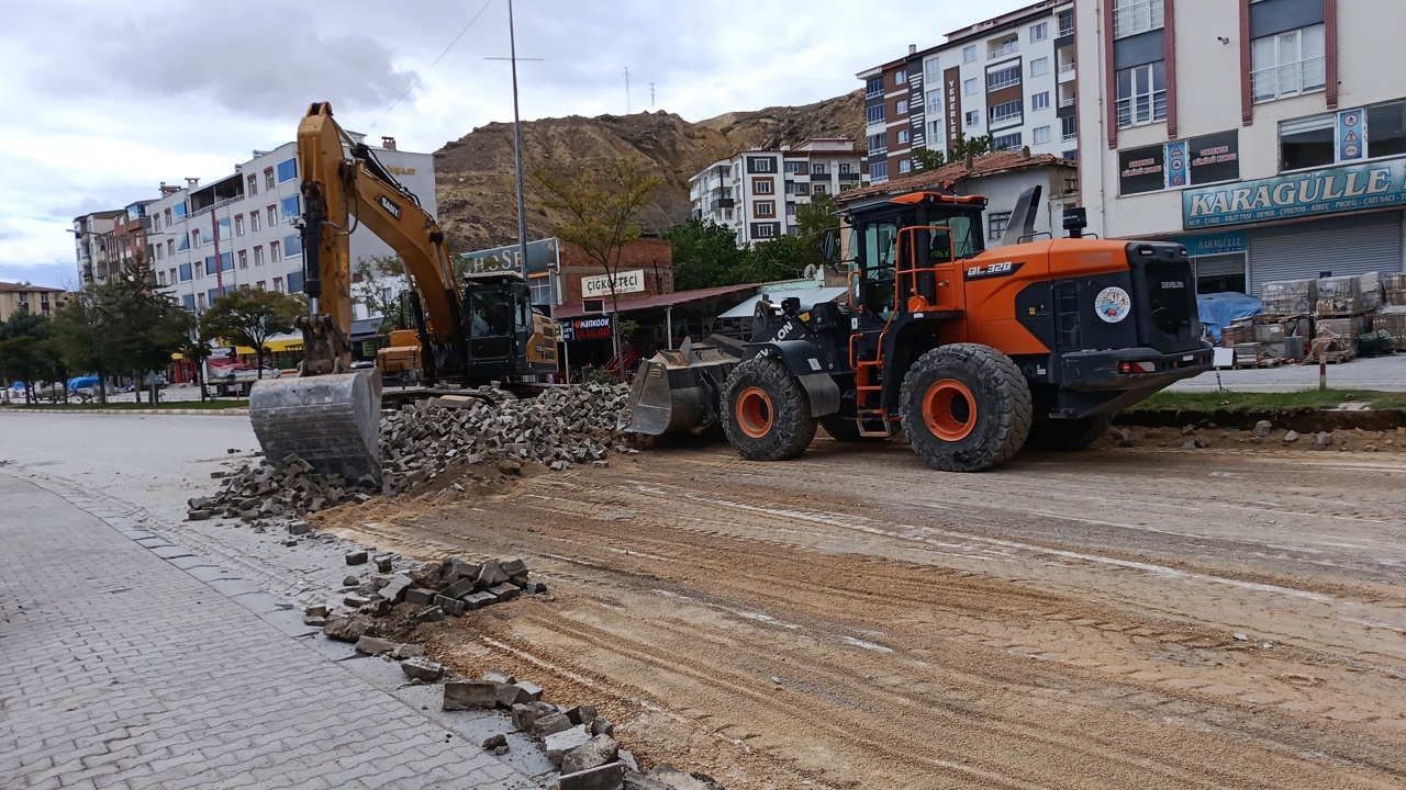 Darende’de D-300 Kara Yoluna Sıcak Asfalt