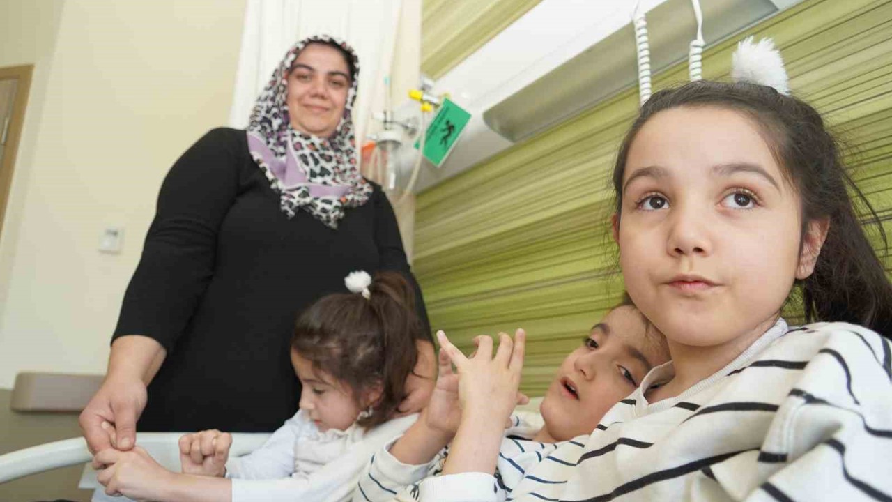 ’Serebral palsi’ hastası üçüzler annelerinin şefkatiyle iyileşiyor
