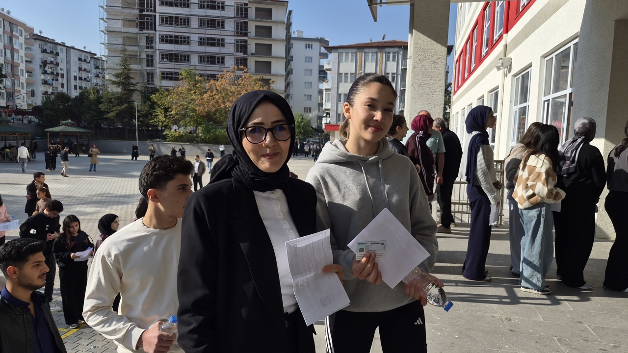 Malatya’da Anne Kız Aynı Okulda KPSS Heyecanı Yaşadı
