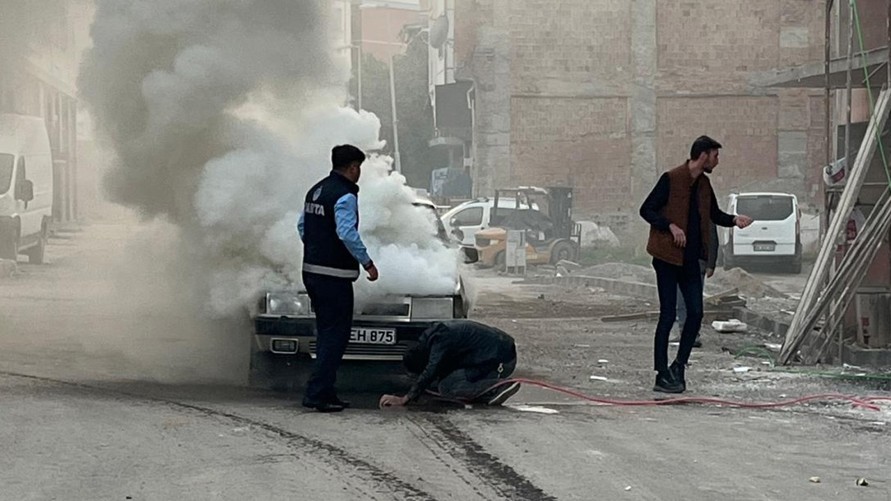 Malatya’nın Battalgazi ilçesinde pazar yerinde bulunan bir araçta çıkan yangın p