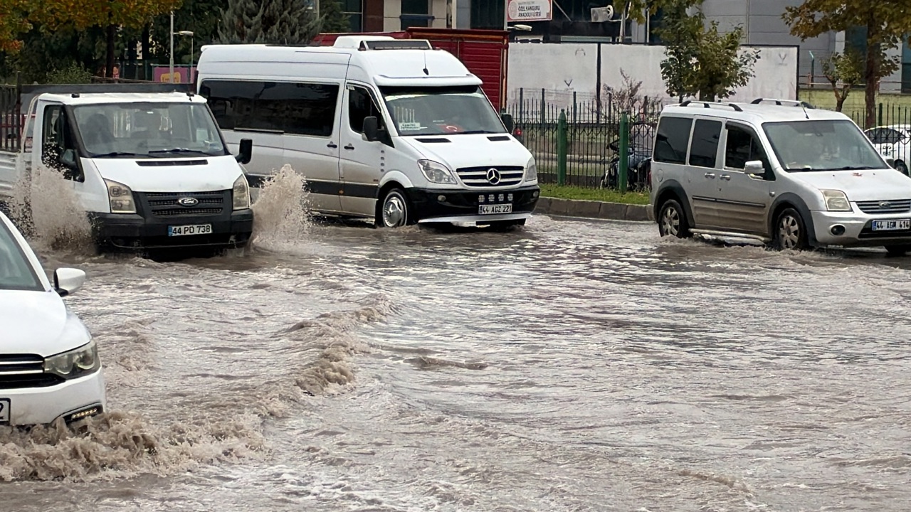Malatya’da Meteoroloji’nin sarı kodlu uyarısının ardından etkili olan kısa sürel