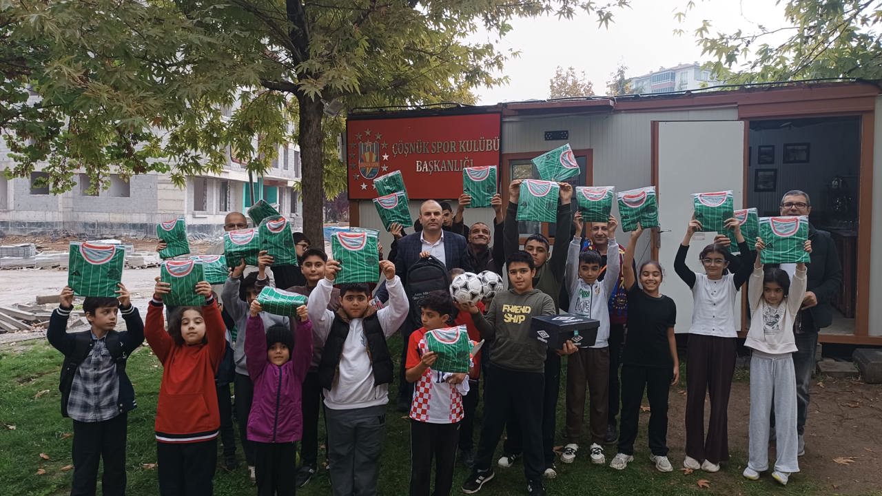 Malatya’da Minik Ressamlar Cumhuriyet Coşkusunu Resimlerine Yansıttı