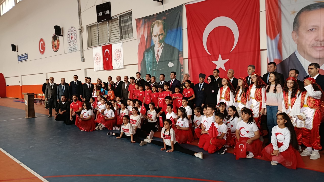 Darende’de Cumhuriyet Coşkusu Salona Sığmadı