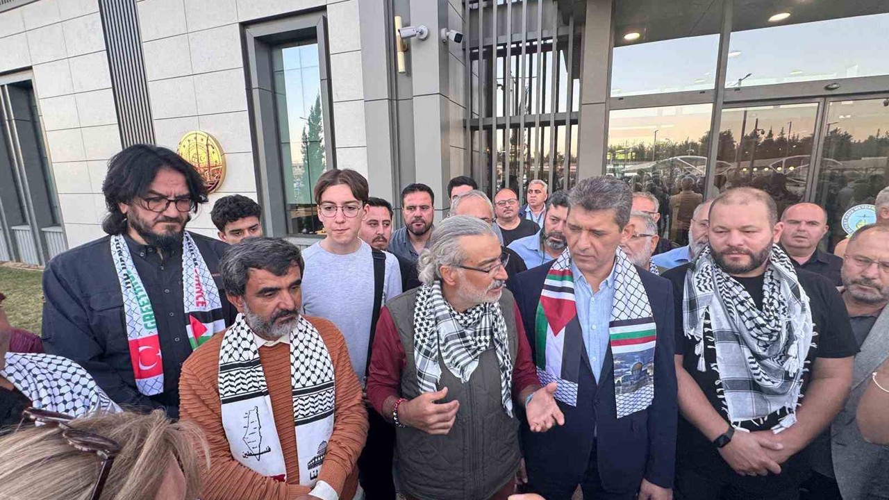 İsrail’in alıkoyduğu 2 aktivist Antalya’ya döndü
