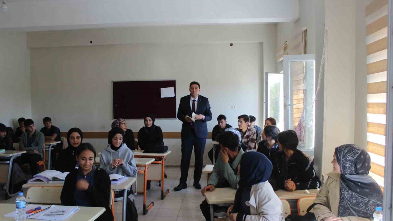 Kaymakam Erdoğan, öğrenciler ve öğretmenlerle bir araya geldi
