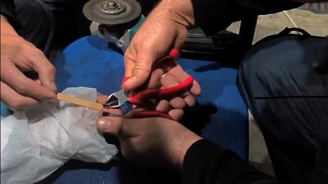 Vatandaşın parmağına yüzük sıkışan yüzüğü itfaiye çıkardı
