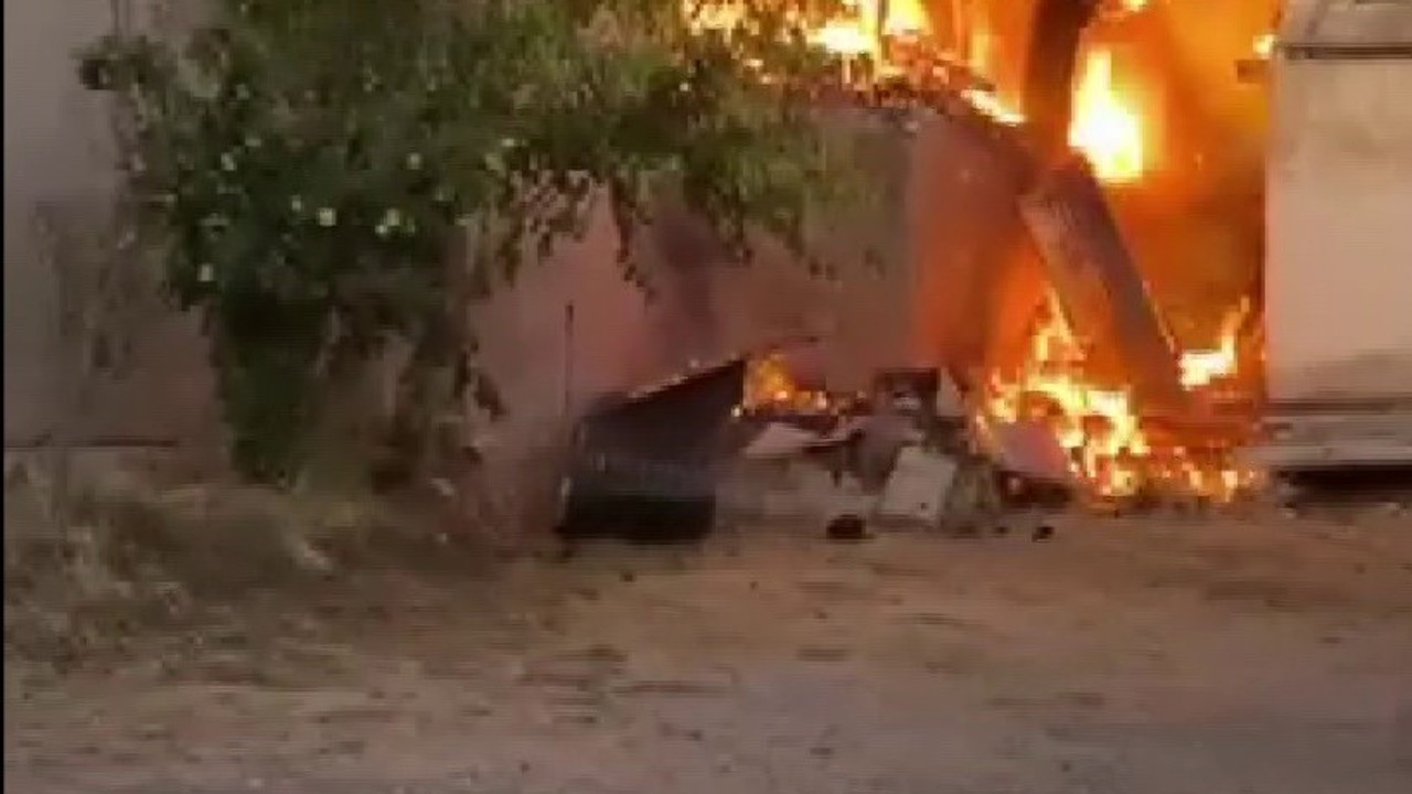 Sivas’ta korkutan yangın: 2 ev, 1 ahır ve samanlık zarar gördü
