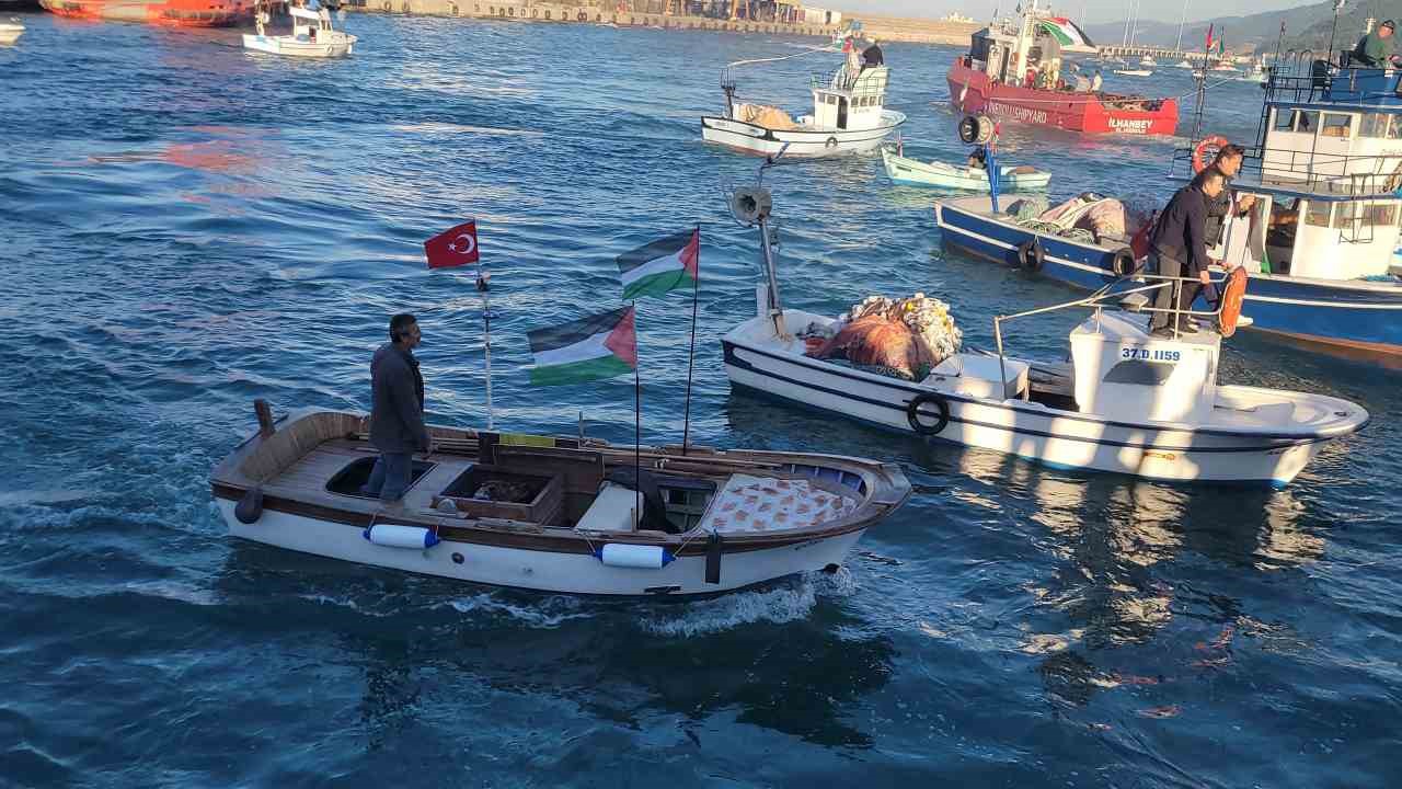 Karadeniz’e açılan balıkçılardan Filistin’e özgürlük çağrısı
