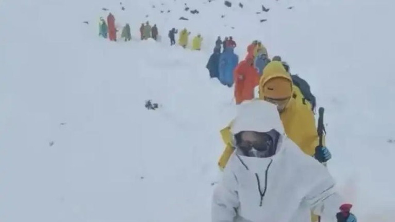 Everest’teki kar fırtınası nedeniyle bin kişi dağda mahsur kaldı

