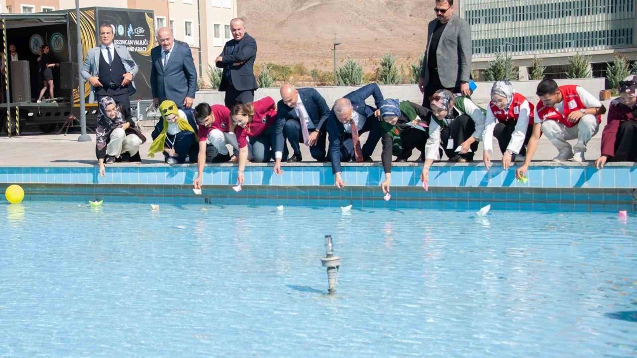 Öğrenciler hazırladıkları gemileri Filistin’e destek amaçlı havuza bıraktı
