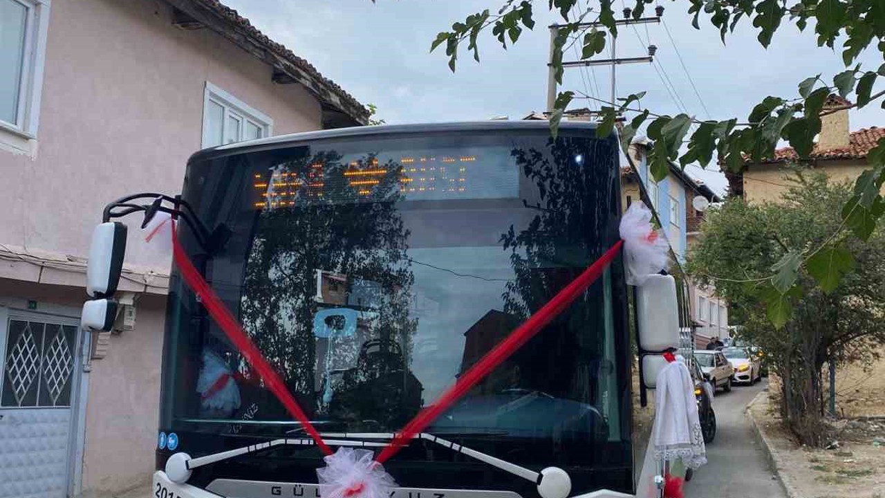 Bursa’da otobüs gelin arabası gibi süslendi
