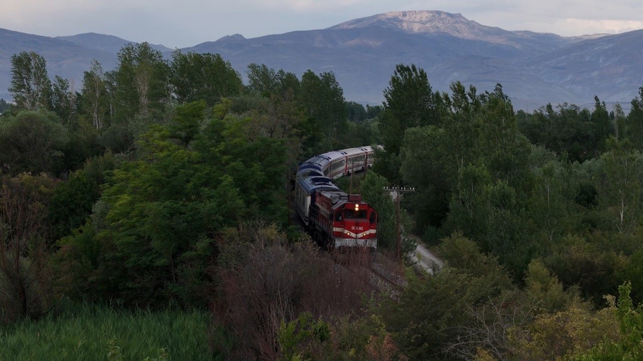 Erzincan’da sonbahar manzarası eşliğinde yol alan Doğu Ekspresi
