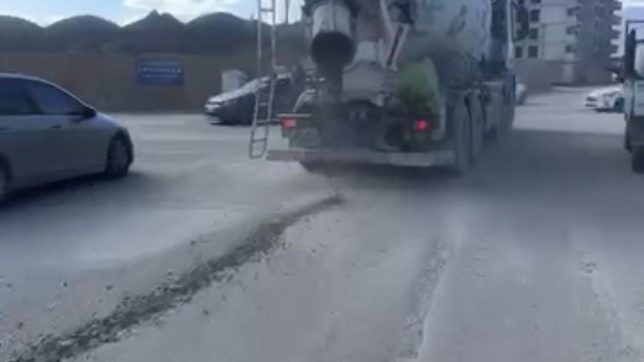 Seyir halindeki mikserin yola beton döktüğü anlar kamerada
