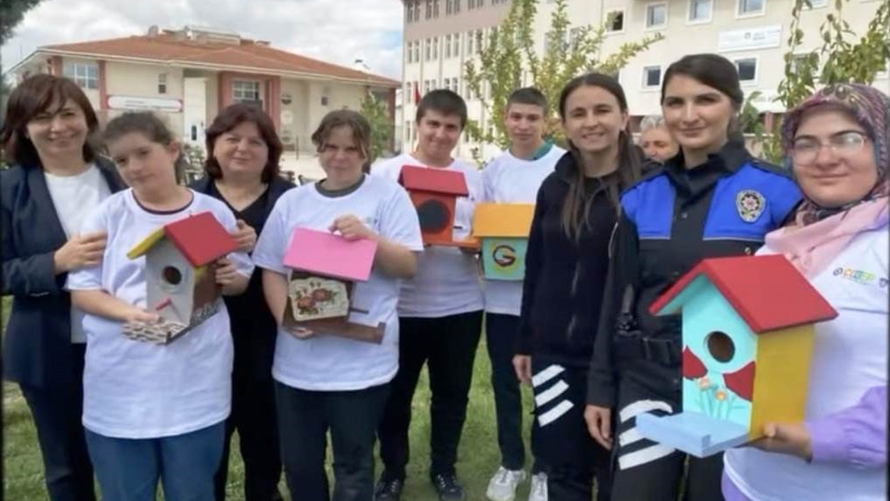 Kütahya emniyetinden özel öğrencilere yönelik ahşap kuş evleri boyama etkinliği
