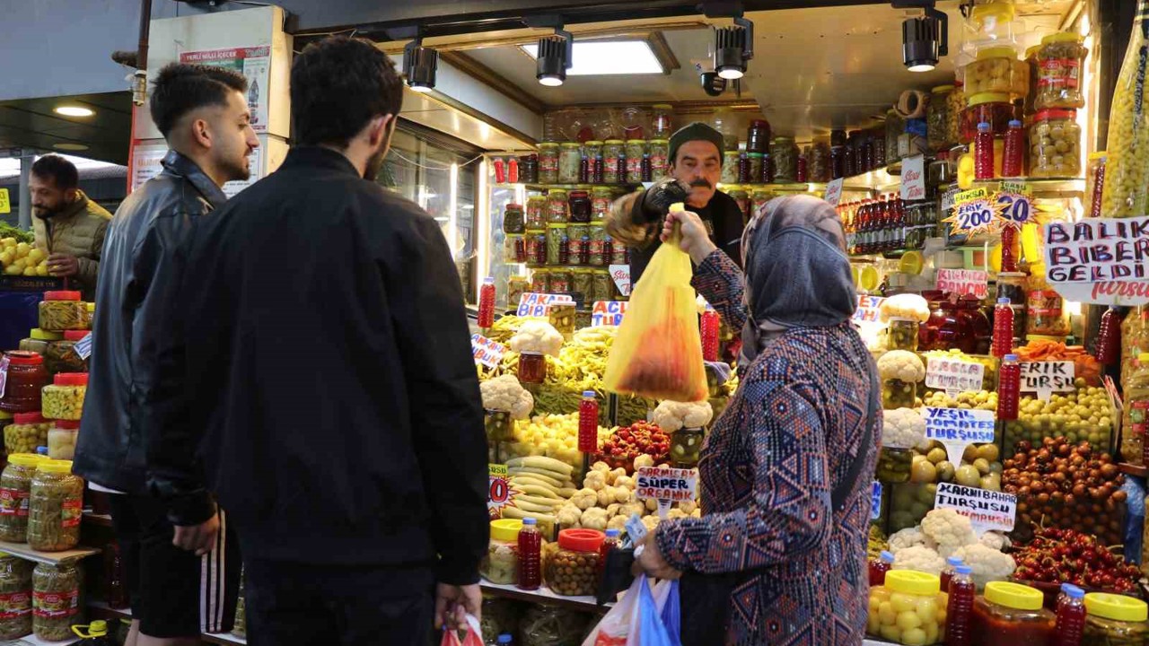 Sofraların vazgeçilmezi turşular, tezgahları renklendirmeye başladı
