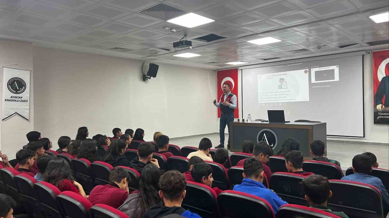 Jandarmadan öğrencilere siber güvenlik bilgilendirmesi
