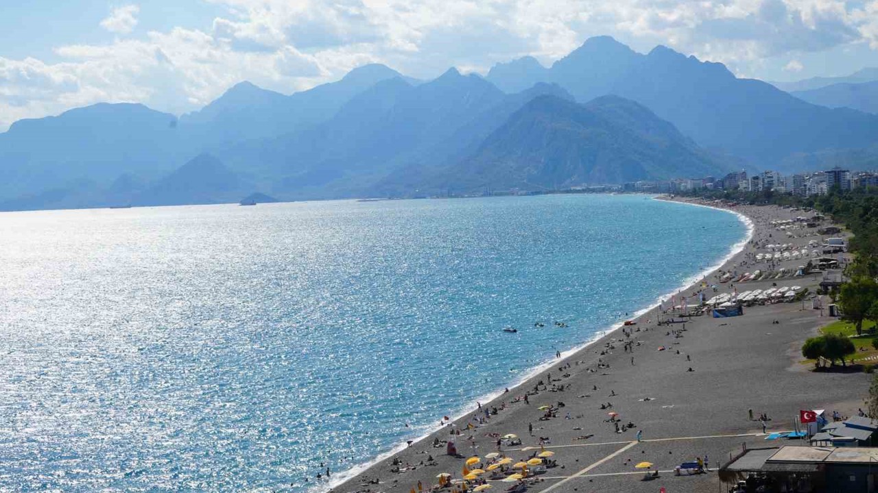 Antalya’da güneş yeniden yüzünü gösterdi, sahiller doldu
