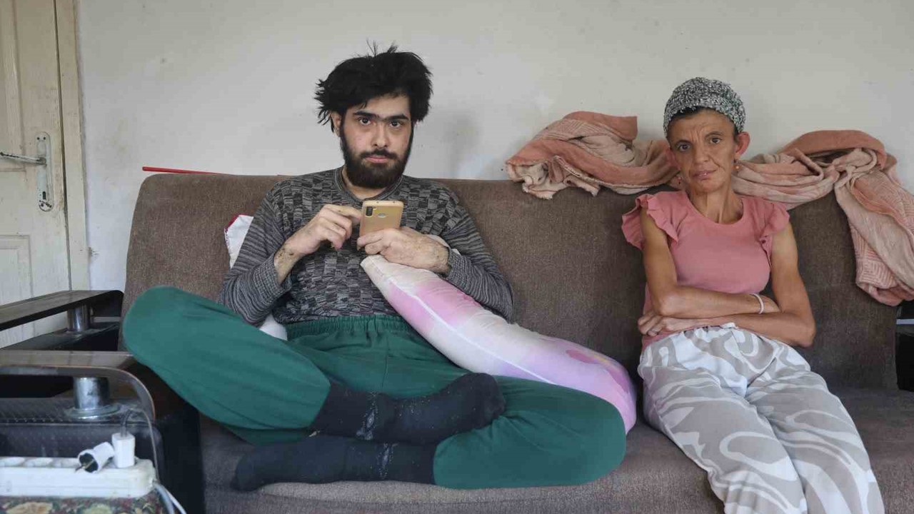 Telefon bağımlısı genç: 3 yıldır evden dışarı ne tek bir adım attı ne de beslenmek dışında bir şey yaptı
