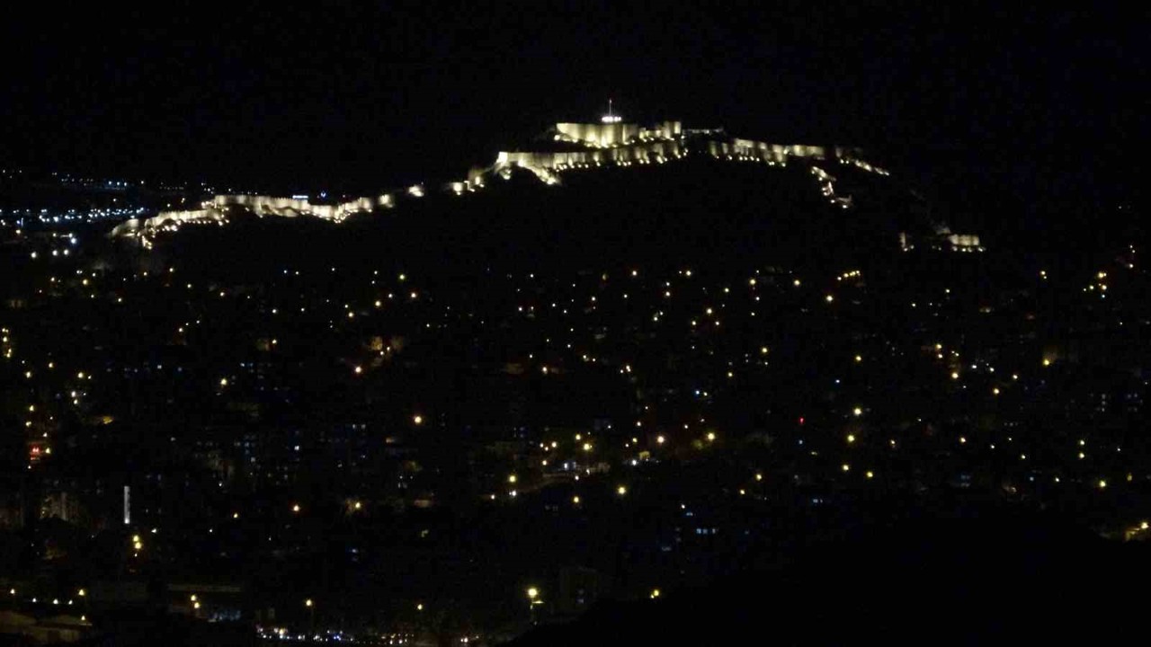 Van’da büyüleyici anlar: Güneşin batışıyla birlikte şehir merkezinde yanan ışıklar, ortaya eşsiz bir manzara çıkardı
