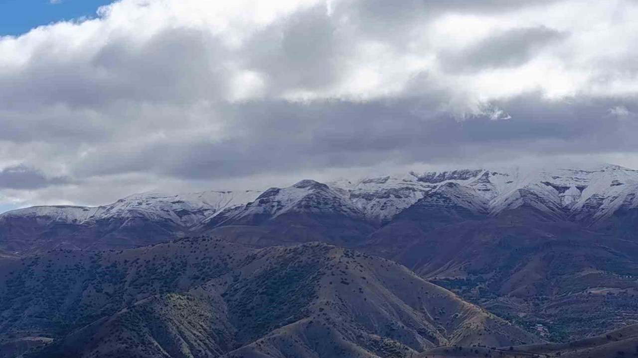 Malatya’da yüksek rakımlı bölgelere mevsimin ilk karı düştü
