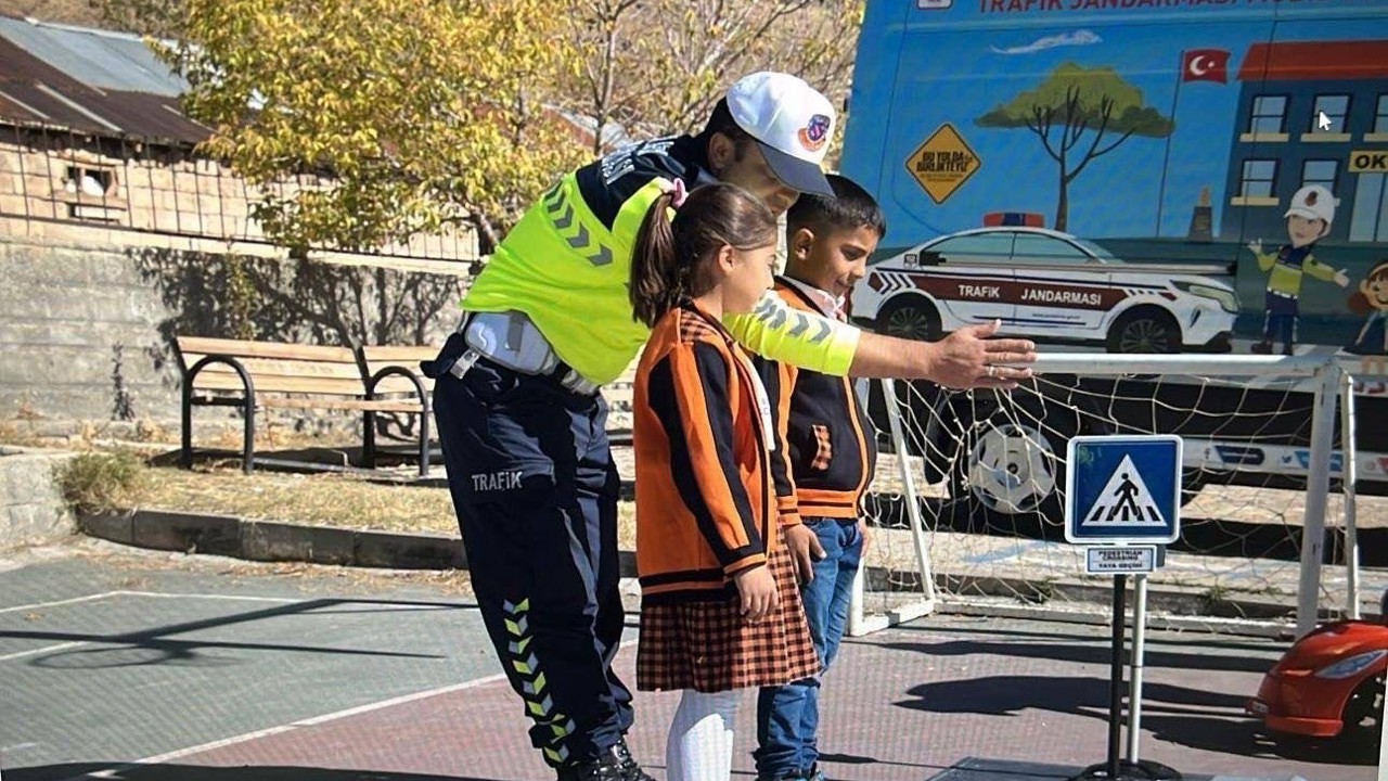 Muradiye’de öğrencilere trafik güvenliği eğitimi
