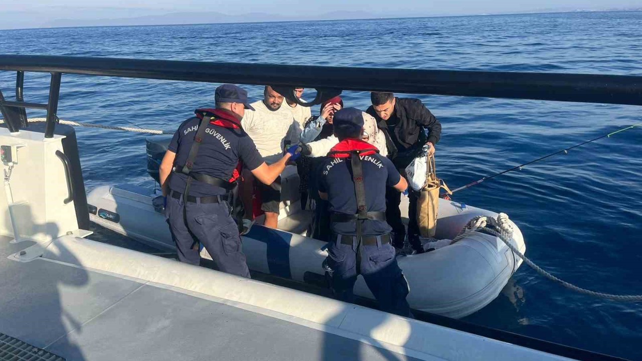İzmir açıklarında 44 düzensiz göçmen yakalandı
