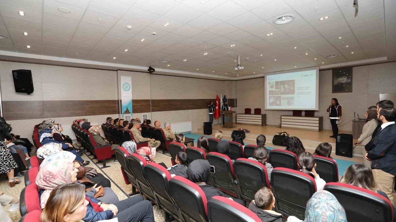 Bitlis’te "En İyi Narkotik Polisi Anne" semineri düzenlendi
