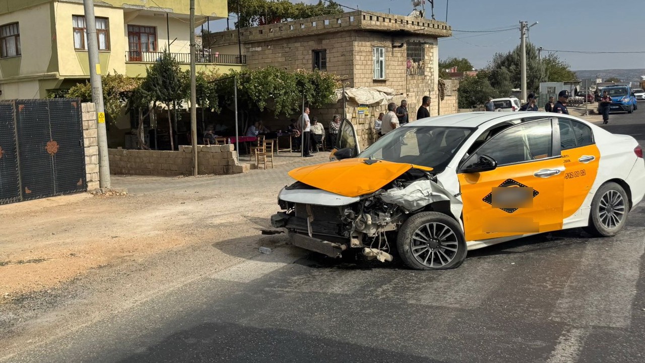 Hafif ticari araç ile otomobil çarpıştı: 2 yaralı
