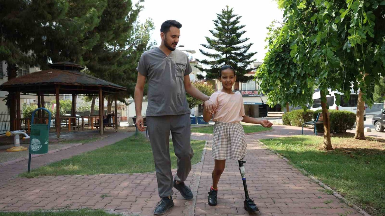 Belediye otobüsü altında kalan Rukiye, protez bacakla ilk adımı attı
