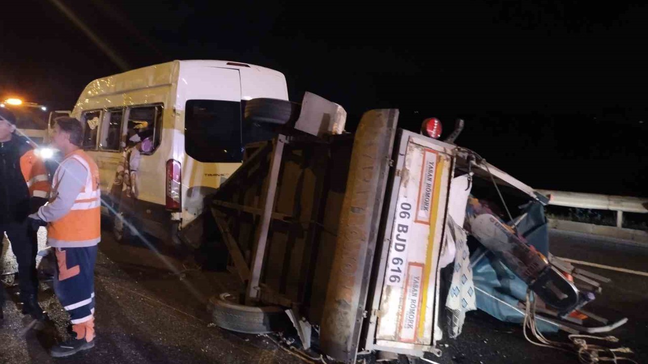 Beykoz’da seyir halindeki servis minibüsü devrildi: 3 yaralı
