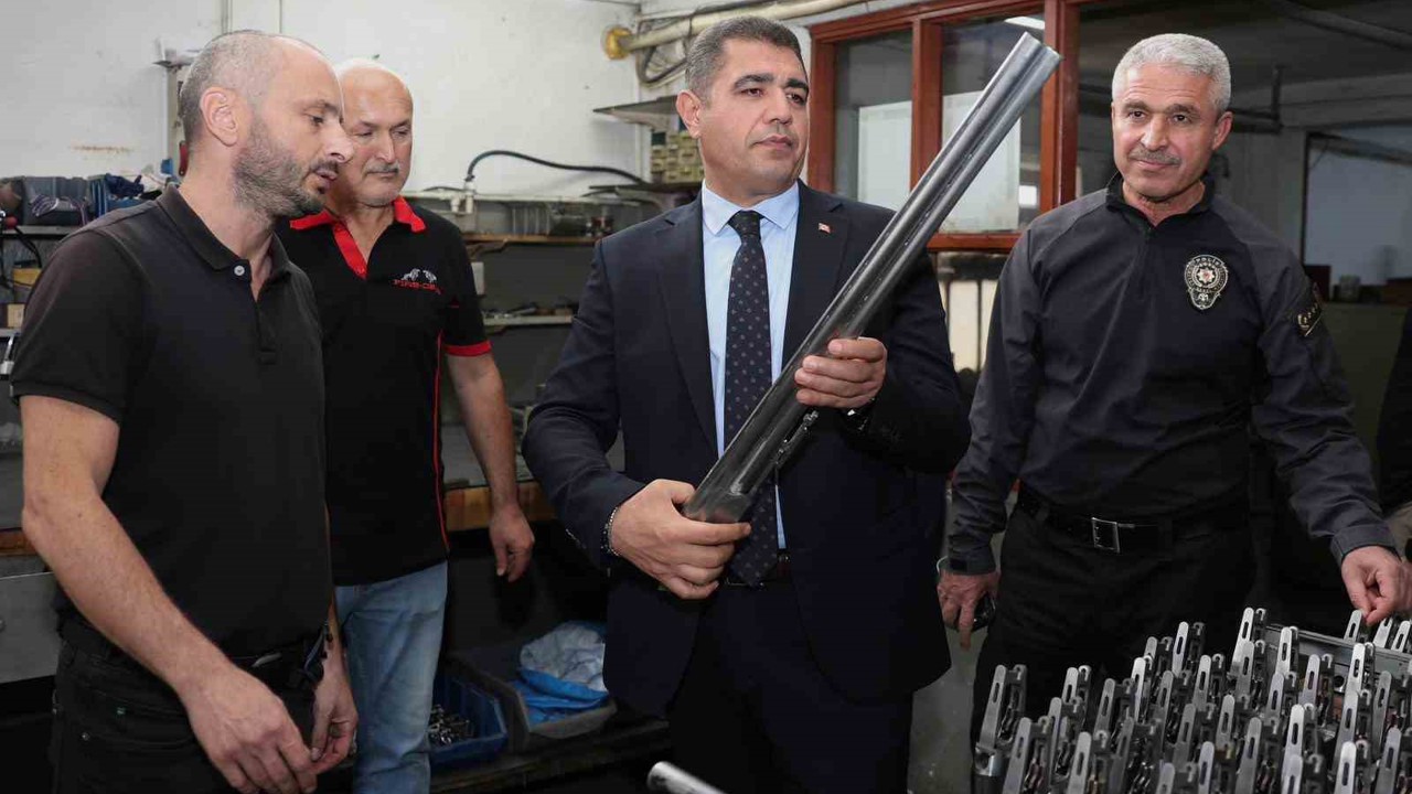 Av tüfeği üretim merkezinde inceleme
