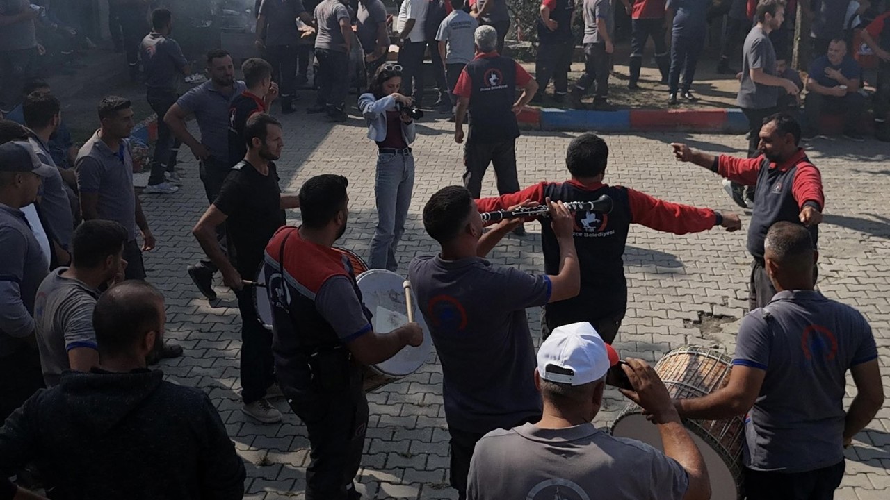 Temizlik personeli yeni döneme eğlenceli başladı

