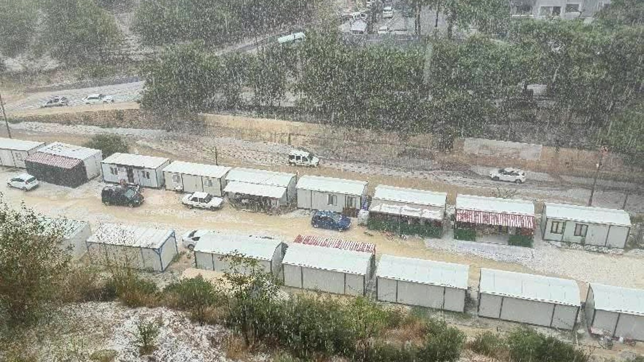 Hatay’da dolu yağışı beyaza bürüdü
