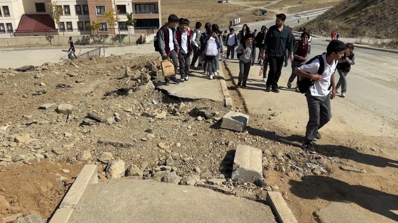 Yüksekova’da doğalgaz çalışmaları tamamlanmadı, kazılan yollar öylece kaldı
