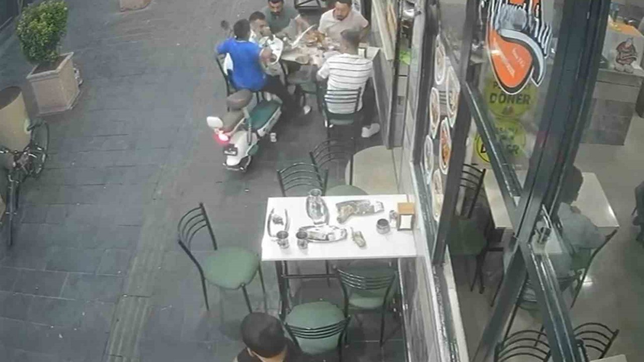 Elektrikli bisiklet yemek yiyenlerin arasına daldı
